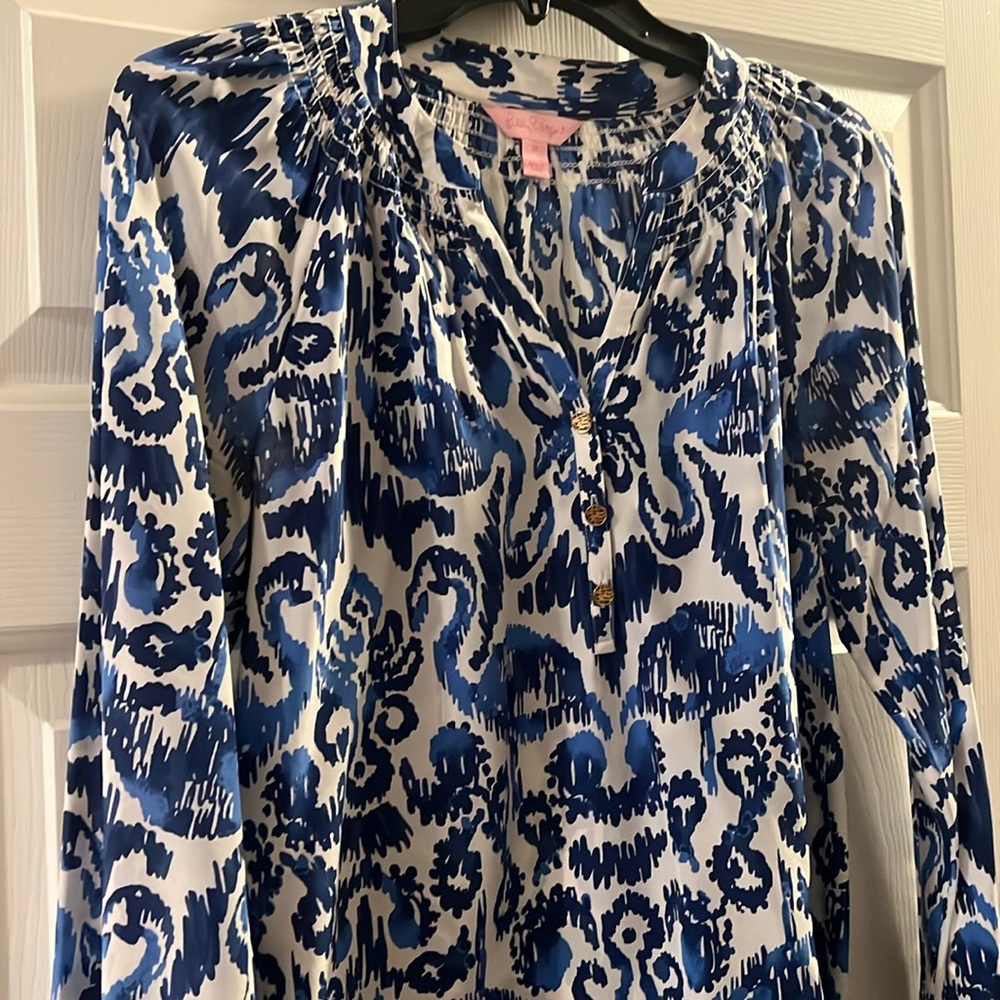 Women’s Lilly Pulitzer Elsa Satin Royal Blue & White Ikat Print Blouse. Like New